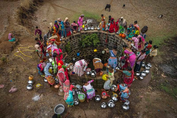 Những người dân ở làng Telamwadi, cách TP Mumbai, Ấn Độ khoảng 150km về phía đông bắc, đang tụ tập quanh một cái giếng để lấy nước. Rất nhiều người đã phải vượt gần 2 cây số tới đây. Ấn Độ là một trong những nước khan hiếm nước nhất thế giới - Ảnh: AP
