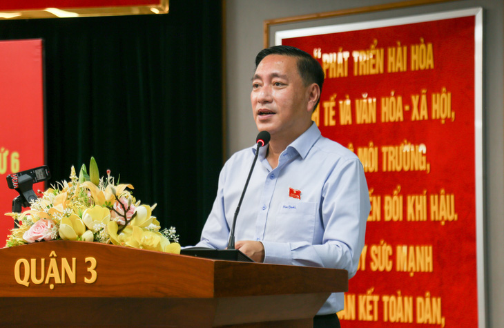 Phó chủ tịch HĐND TP.HCM Phạm Thành Kiên thông tin tại buổi tiếp xúc cử tri - Ảnh: THẢO LÊ 