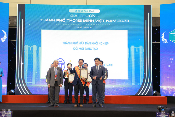 Giám đốc Sở Thông tin và Truyền thông Hà Nội Nguyễn Việt Hùng đại diện TP Hà Nội nhận giải thưởng TP thông minh Việt Nam 2023 - Ảnh: BTC