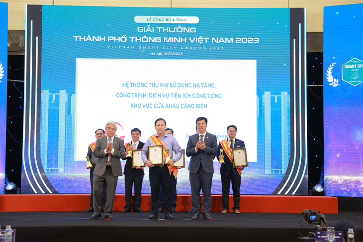 Đại diện TP.HCM nhận giải thưởng với ứng dụng thông minh - hệ thống thu phí sử dụng hạ tầng, công trình, dịch vụ tiện ích công cộng khu vực cửa khẩu cảng biển - Ảnh: BTC