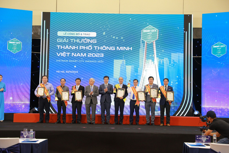 Đại diện các tỉnh, thành nhận giải thưởng TP thông minh 2023 - Ảnh: BTC
