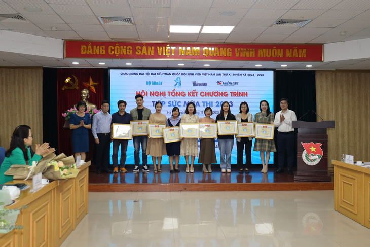 Trung ương Hội Sinh viên Việt Nam trao bằng khen cho các phóng viên đã có thành tích xuất sắc trong công tác triển khai chương trình Tiếp sức mùa thi năm 2023 - Ảnh: ĐỨC HIỆP