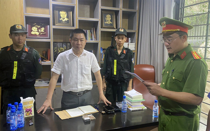 Cơ quan cảnh sát điều tra Công an tỉnh Đồng Nai tống đạt quyết định khởi tố bị can và thi hành lệnh bắt tạm giam Nguyễn Khánh Hưng, chủ tịch HĐQT Công ty cổ phần đầu tư LDG - Ảnh: Công an cung cấp