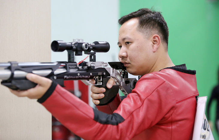 Xạ thủ Ngô Hữu Vương từng giành HCB Asiad đang duy trì phong độ ổn định ở nội dung 10m súng trường hơi di động - Ảnh: HOÀNG TÙNG