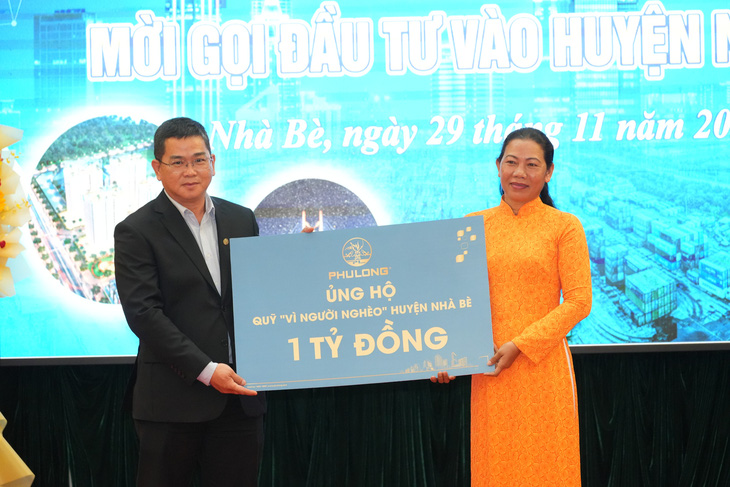 Tại sự kiện, Phú Long ủng hộ 1 tỉ đồng cho “Quỹ vì người nghèo” của huyện Nhà Bè - Ảnh: HỮU HẠNH