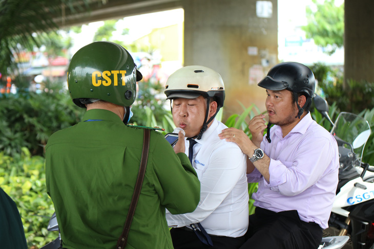 Cảnh sát ở TP.HCM kiểm tra nồng độ cồn người tham gia giao thông - Ảnh: MINH HÒA