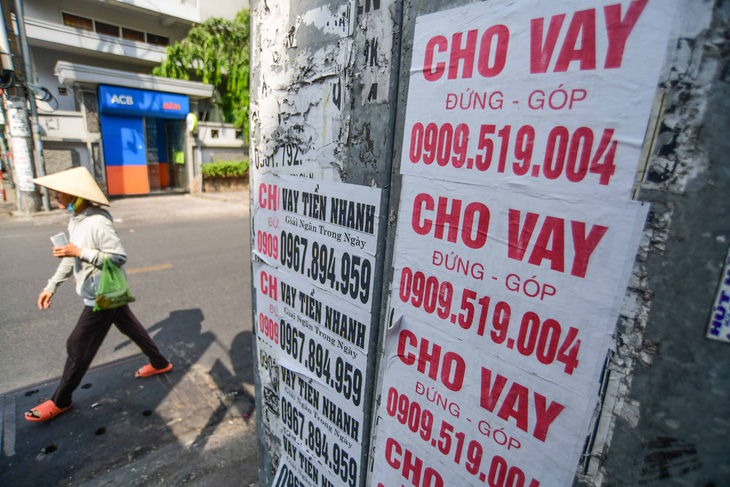 Quảng cáo cho vay tiêu dùng dán đầy trên đường tại quận Phú Nhuận, TP.HCM - Ảnh: QUANG ĐỊNH