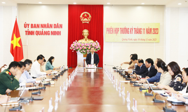 Quyền chủ tịch UBND tỉnh Quảng Ninh Cao Tường Huy chủ trì phiên họp thường kỳ tháng 11-2023, biểu dương kết quả lần đầu tỉnh này đứng đầu khu vực Đồng bằng sông Hồng về tốc độ tăng trưởng kinh tế - Ảnh: ĐỖ PHƯƠNG