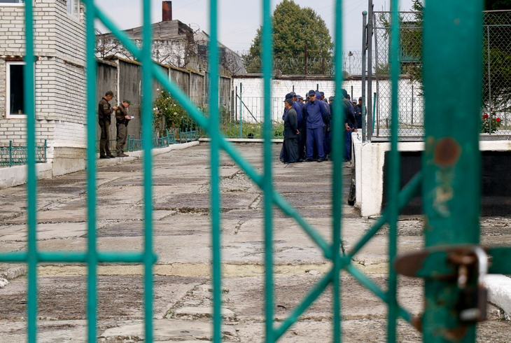 Tù nhân chiến tranh Nga xếp hàng trước khi dùng bữa tối tại một trại tù chiến tranh ở tây Ukraine vào tháng 9-2023 - Ảnh: KYIV INDEPENDENT