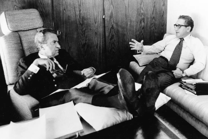 Cố tổng thống Mỹ Richard Nixon (trái) lắng nghe cố ngoại trưởng Henry Kissinger trên chuyến bay đến Bỉ năm 1974 - Ảnh: NBC NEWS