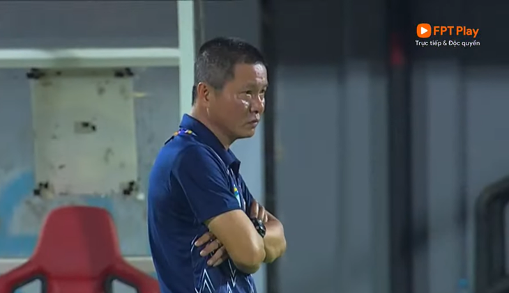 Nét mặt của HLV Chu Đình Nghiêm khi CLB Hải Phòng dứt điểm tới 19 lần nhưng chỉ có 1 bàn thắng và hòa 1-1 trên sân PSM Makassar - Ảnh: Chụp màn hình