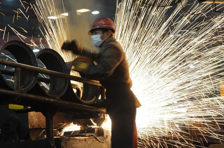 Công nhân làm việc tại một nhà máy thép ở Hợp Phì, tỉnh An Huy, miền đông Trung Quốc - Ảnh: AFP