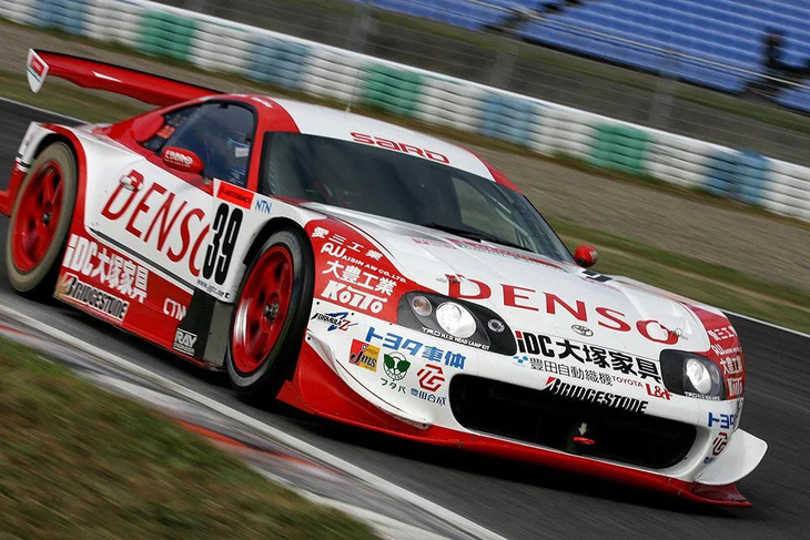 Denso là một phần của Tập đoàn Toyota, nên cũng hỗ trợ Toyota tham gia và phát triển ô tô cho các hạng mục đua xe thể thao khác nhau. Một trong số đó là chiếc xe đua Toyota Denso Sard Supra GT (ảnh) - Ảnh: Toyota