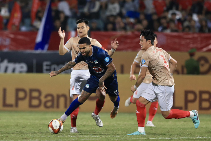 Công An Hà Nội (phải) trong trận thắng Hoàng Anh Gia Lai ở vòng loại Cúp quốc gia 2023-2024 - Ảnh: HOÀNG TÙNG