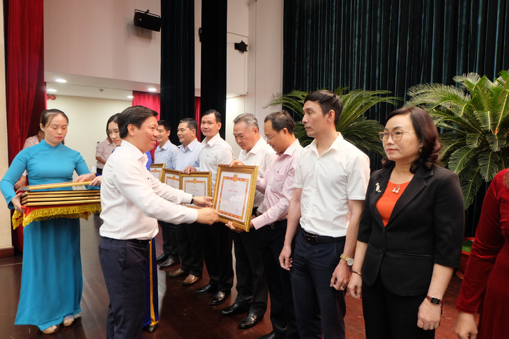 Phó trưởng Ban Tuyên giáo Trung ương Trần Thanh Lâm trao bằng khen cho các tập thể, cá nhân - Ảnh: TIẾN LONG