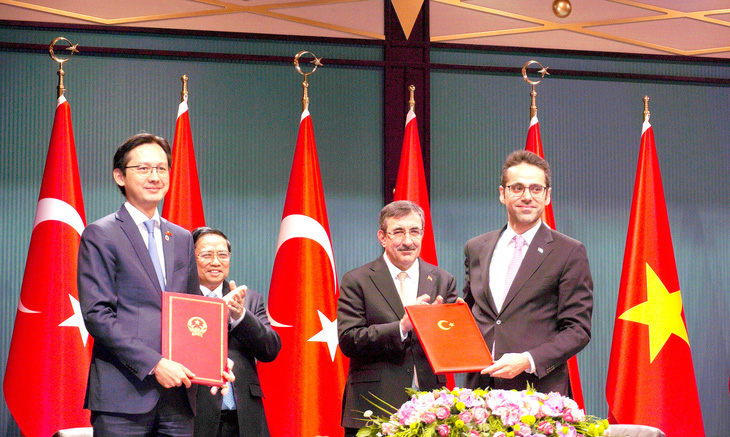 Lễ ký kết biên bản ghi nhớ hợp tác giữa hai học viện ngoại giao dưới sự chứng kiến của hai lãnh đạo - Ảnh: NGỌC AN