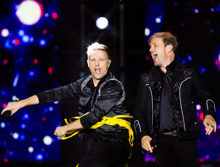 Hai thành viên Nicky Byrne và Kian Egan của Westlife biểu diễn trong đêm nhạc tối 22-11 - Ảnh: BTC