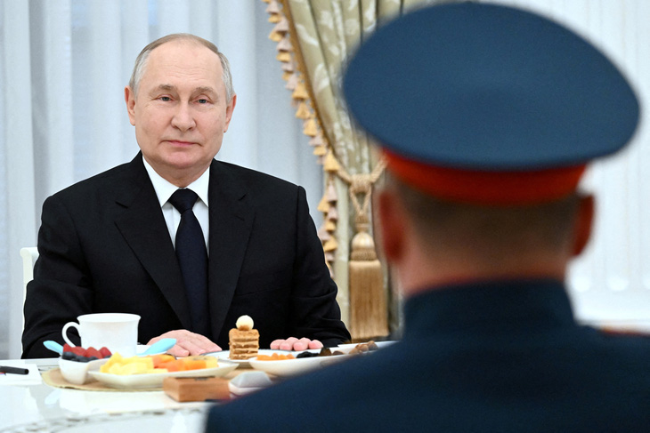 Tổng thống Nga Vladimir Putin gặp các quân nhân tham gia vào xung đột ở Ukraine hôm 29-9 tại Điện Kremlin - Ảnh: REUTERS/SPUTNIK