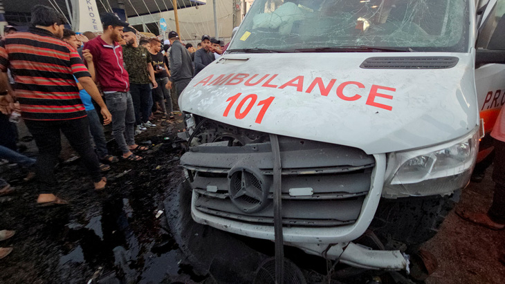 Những người Palestine đang kiểm tra thiệt hại của xe cứu thương sau khi bị Israel không kích ngày 3-11 - Ảnh: REUTERS