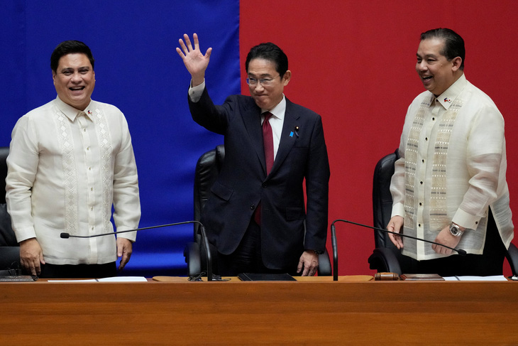 Thủ tướng Nhật Bản Kishida Fumio (giữa) phát biểu trước Quốc hội Philippines ngày 4-11 - Ảnh: REUTERS