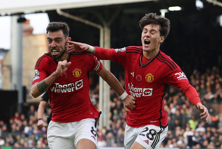 Niềm vui của Bruno Fernandes (trái) sau khi ghi bàn thắng vào lưới Fulham - Ảnh: REUTERS