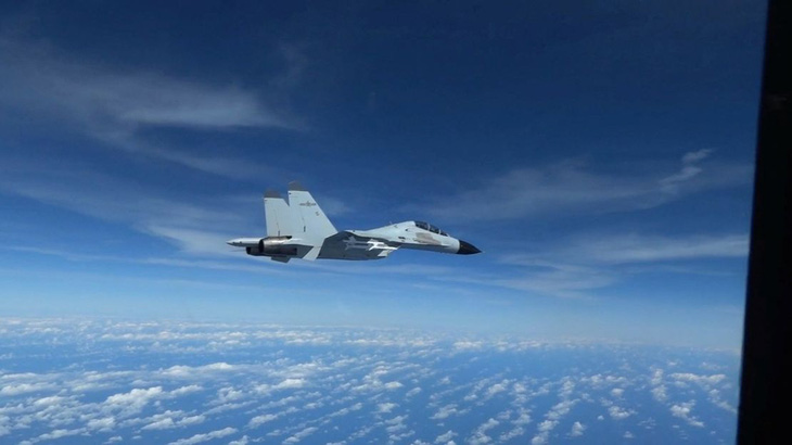 Một máy bay chiến đấu J-11 của Trung Quốc áp sát máy bay RC-135 của Mỹ trên Biển Đông hồi tháng 12-2022 - Ảnh: REUTERS