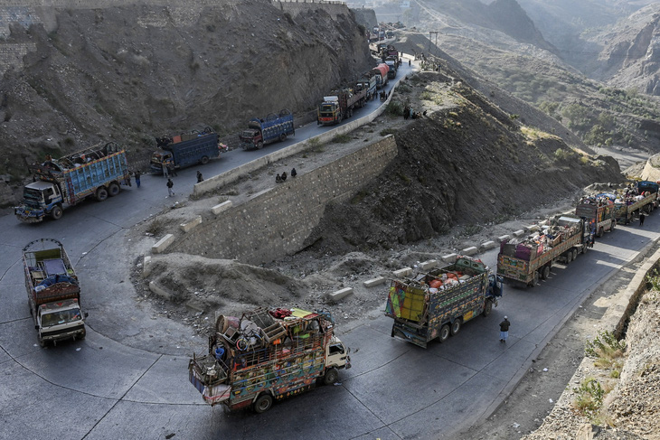 Các xe tải chở người tị nạn Afghanistan và đồ dùng của họ di chuyển hướng về biên giới Torkham giữa Pakistan và Afghanistan ngày 3-11. Cho đến nay, đã có hơn 165.000 người Afghanistan rời khỏi Pakistan sau khi Islamabad ra tối hậu thư cho hơn 1,7 triệu người với nội dung: “Rời đi hoặc bị bắt và trục xuất” -  Ảnh: AFP