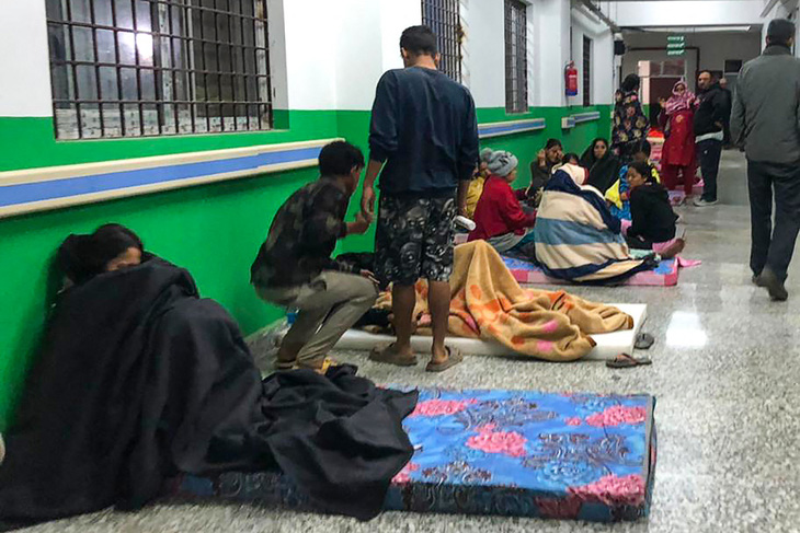 Những người sống sót sau động đất được đưa đến bệnh viện ở Jajarkot, Nepal, ngày 4-11 - Ảnh: AFP