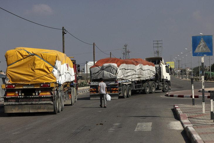Xe tải chở hàng viện trợ nhân đạo tiến vào Gaza từ cửa khẩu Rafah của Ai Cập hôm 2-11 - Ảnh: AFP