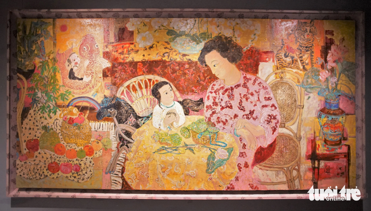 Một bức tranh khổ lớn với sắc màu ấm áp và khung tranh độc bản của họa sĩ Thu Hiền - Ảnh: H.VY