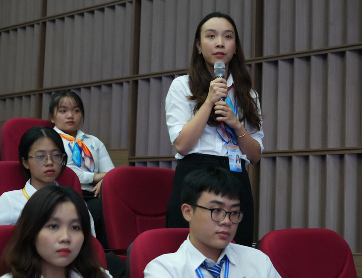 Bạn Đào Hải Nhật Tân (Đại học Fulbright Việt Nam) chia sẻ ý kiến tại đại hội - Ảnh: HỮU HẠNH