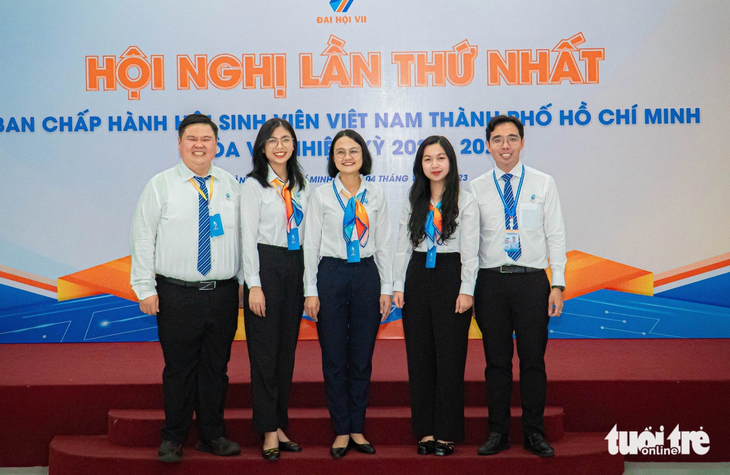 Từ trái qua, các anh chị: Phan Tấn Anh, Nguyễn Minh Uyên, Trần Thu Hà, Trần Thị Kiều Anh và Nguyễn Tất Toàn - Ảnh: HSV
