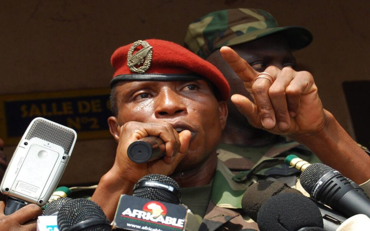 Chính biến ở Guinea: Nhóm vũ trang hạng nặng đưa cựu lãnh đạo thoát khỏi nhà tù