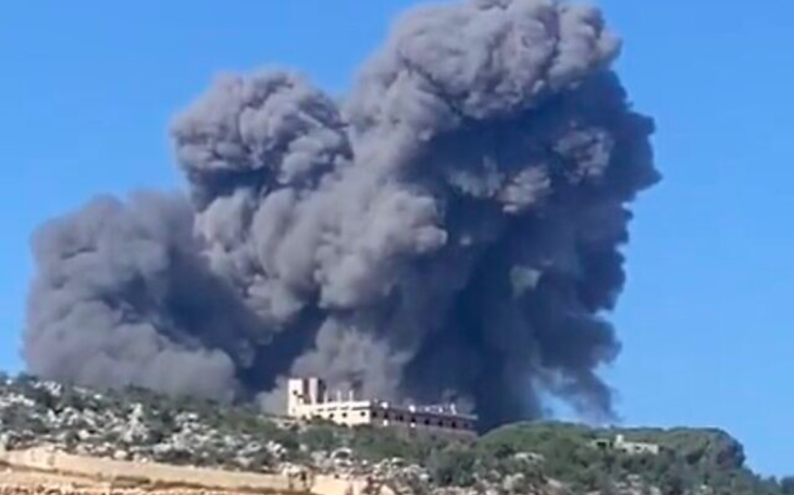 Khói đen bốc lên gần làng Rmeish của Lebanon sau cuộc không kích của Israel - Ảnh: The Times of Israel/X
