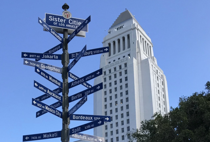 Cột biểu tượng hữu nghị giữa thành phố Los Angeles (Mỹ) với các thành phố khác được đặt gần Tòa thị chính Los Angeles - Ảnh: NGỌC ĐÔNG