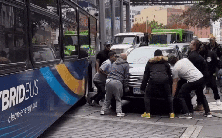Người đi bộ hò nhau nâng ô tô đỗ sai quy định, chắn đường xe buýt
