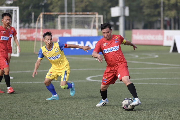 Tiền vệ đội trưởng Nguyễn Kim Mạnh (áo đỏ) của đội bóng Công đoàn Giáo dục Việt Nam tại Giải vô địch bóng đá công nhân toàn quốc 2023 - Ảnh: HOÀNG TÙNG