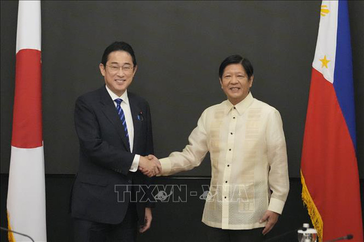 Tổng thống Philippines Ferdinand Marcos Jr. (phải) và Thủ tướng Nhật Bản Kishida Fumio tại cuộc gặp ở Manila, Philippines, ngày 3-11- 2023 - Ảnh: AFP/TTXVN