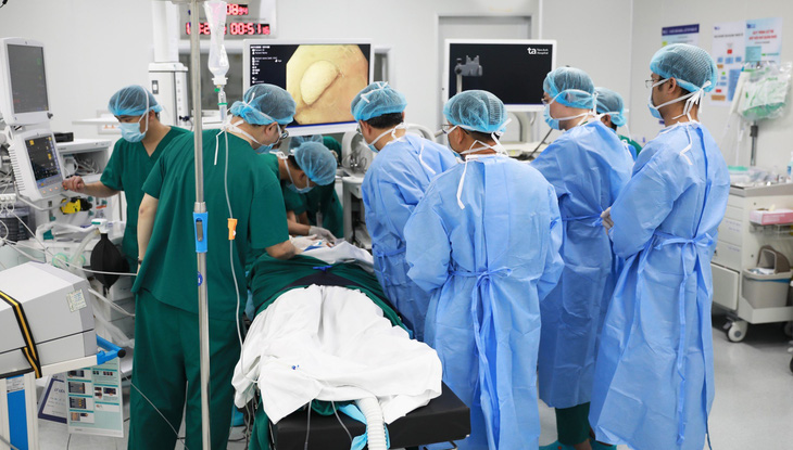 Bác sĩ Hữu Tùng và bác sĩ Công Khánh cùng ê-kíp đang thực hiện phẫu thuật u dưới niêm bằng phương pháp tạo đường hầm. Ảnh: BVĐK Tâm Anh