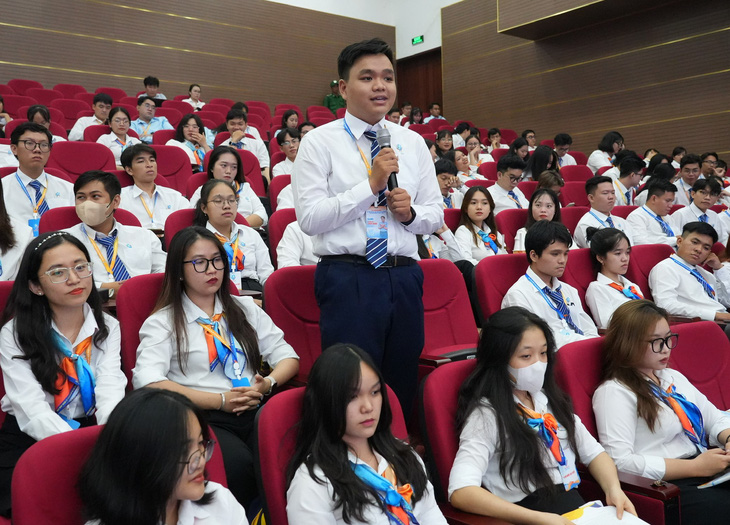 Đại biểu sinh viên hiến kế ý tưởng cho phong trào sinh viên tại Đại hội Hội Sinh viên Việt Nam TP.HCM lần VII - Ảnh: HỮU HẠNH