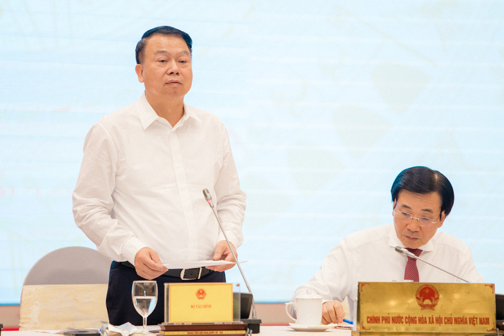 Thứ trưởng Bộ Tài chính Nguyễn Đức Chi thông tin tại họp báo chiều 4-11 - Ảnh: DANH KHANG
