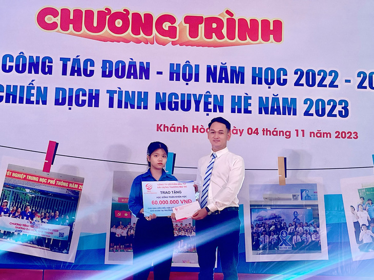 Đại diện Công ty CP Đầu tư xây dựng thương mại SIC trao học bổng cho Lê Thị Thúy Hằng, tân sinh viên Trường đại học Nha Trang - Ảnh: SIC