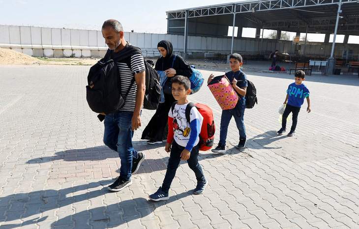 Người Palestine, bao gồm cả những người mang hộ chiếu nước ngoài, chờ ở cửa khẩu biên giới Rafah giữa Dải Gaza và Ai Cập ngày 5-11, sau khi các cuộc sơ tán bị tạm dừng - Ảnh: REUTERS