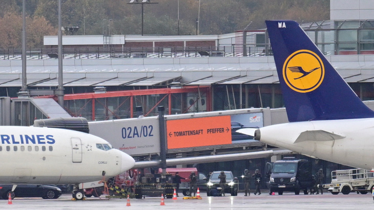 Cảnh sát bắt giữ nghi phạm gây rối tại sân bay Hamburg, Đức ngày 5-11 - Ảnh: REUTERS