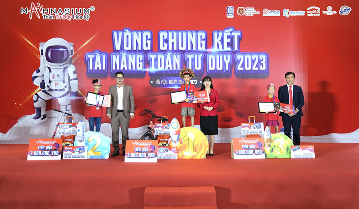 PGS.TS Trần Thành Nam (bên trái) - phó hiệu trưởng Trường đại học Giáo dục - trao giải cho các thí sinh - Ảnh: NGUYÊN BẢO