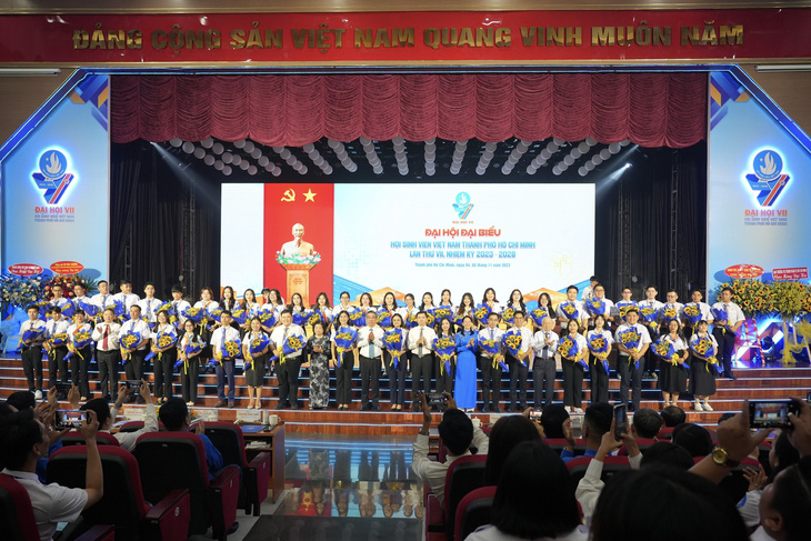 Ban chấp hành Hội Sinh viên Việt Nam TP.HCM nhiệm kỳ VII ra mắt nhận nhiệm vụ tại đại hội - Ảnh: HỮU HẠNH