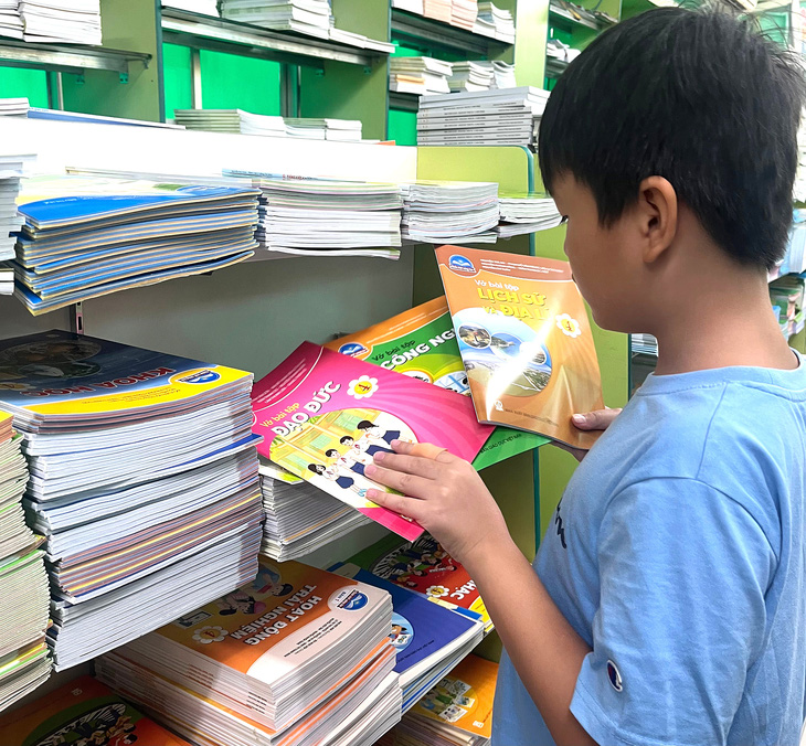Học sinh tiểu học ở TP.HCM tìm mua sách giáo khoa cho năm học 2023 - 2024 - Ảnh: N.HUY