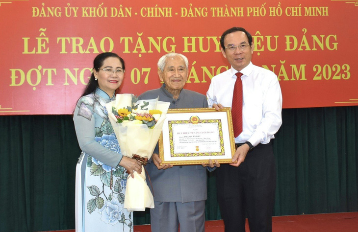 Ông Phạm Văn Bảy nhận huy hiệu 70 năm tuổi Đảng - Ảnh: CẨM NƯƠNG 
