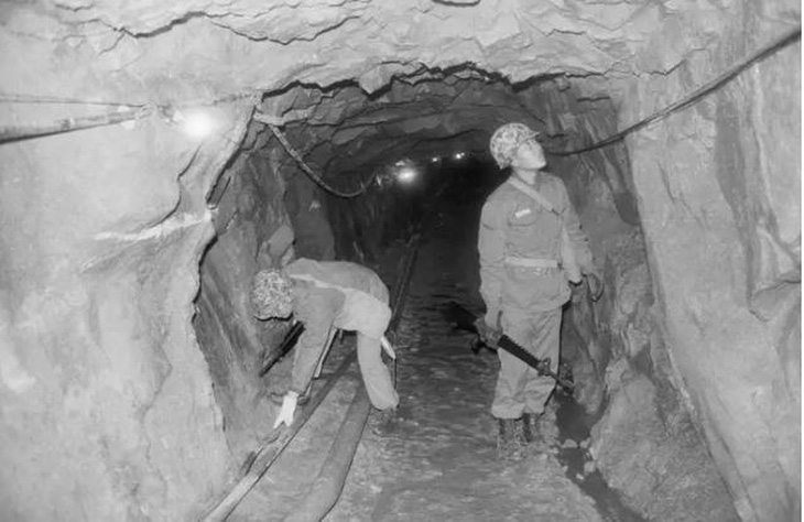 Hai binh sĩ Hàn Quốc kiểm tra các đường hầm do Triều Tiên xây dựng tại khu phi quân sự DMZ - Ảnh: BETTMANN