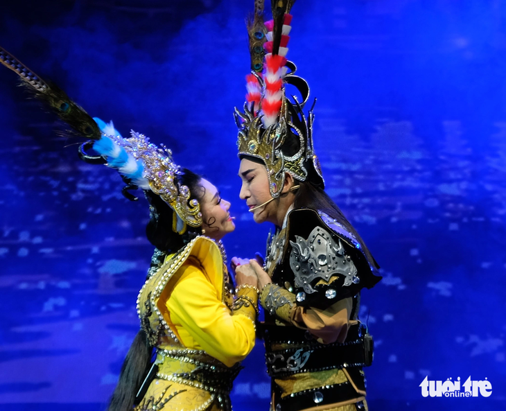 Nghệ sĩ Ngọc Huyền (bìa trái, vai Lưu Kim Đính) tình tứ cùng Kim Tử Long (vai Cao Quân Bảo) trên sân khấu - Ảnh: LINH ĐOAN